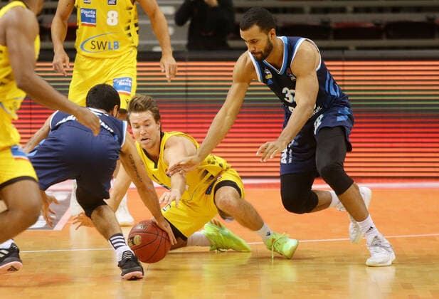 Ludwigsburg , Basketball easyCredit BBL Bundesliga , MHP GIANTS Ludwigsburg vs Alba Berlin , from left Peyton Siva Alba Jordan Hulls Giant Johannes Thiemann Alba