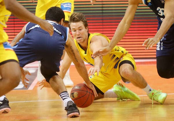 Ludwigsburg , Basketball easyCredit BBL Bundesliga , MHP GIANTS Ludwigsburg vs Alba Berlin , from left Peyton Siva Alba Jordan Hulls Giants