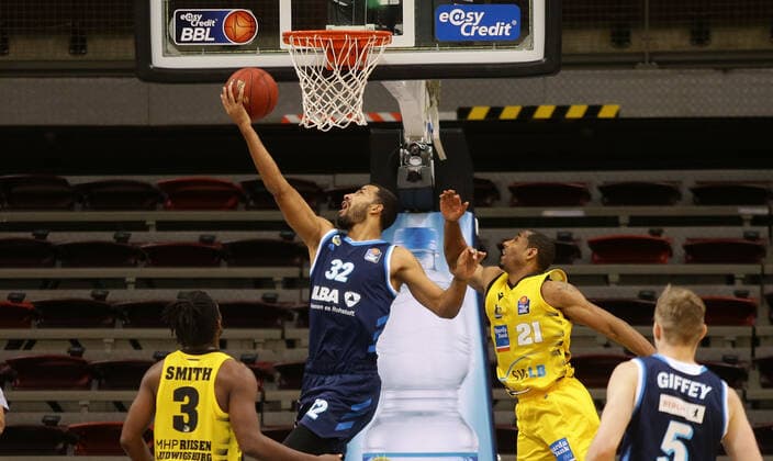 Ludwigsburg , Basketball easyCredit BBL Bundesliga , MHP GIANTS Ludwigsburg vs Alba Berlin , from left Johannes Thiemann Alba Tremmell Darden Riesen