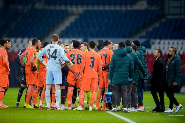 Bilder des Jahres 2020, Sport 12 Dezember Sport Themen der Woche KW50 Sport Bilder des Tages suspicions de Propos Raciste du 4e arbitre a l assistant de Okan Buruk - Entraineur - incident FOOTBALL : PSG vs Istanbul Basaksehir - Ligue des Champions - 08 12 2020 JBAutissier Panoramic 