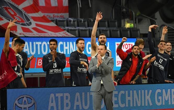 BAMBERG 08 12 2020 Basketball Champions League 3 Matchday Brose Bamberg vs. Pinar Karsiyaka Izmir Bamberger Bank and head coach Johan Roijakkers Brose Bamberg cheer for successful action on the field Photo Hans Martin Issler isslerimages Brose Bamberg vs.