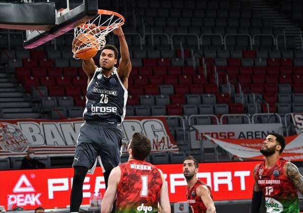 BAMBERG 08 12 2020 Basketball Champions League 3 Matchday Brose Bamberg vs. Pinar Karsiyaka Izmir Kenneth Ogbe 25, Brose Bamberg with dunk against Metecan BIRSEN 1, Pinar Karsiyaka Photo Hans Martin Issler isslerimages Brose Bamberg vs.
