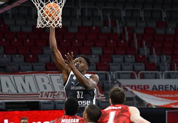 BAMBERG 08 12 2020 Basketball Champions League 3 Matchday Brose Bamberg vs Pinar Karsiyaka Izmir Norense Odiase 32, Brose Bamberg with lay-up against Raymar MORGAN 2, Pinar Karsiyaka and Metecan BIRSEN 1, Pinar Karsiyaka Photo Hans Martin Issler isslerimages Brose Bamberg vs Pinar Karsiyaka