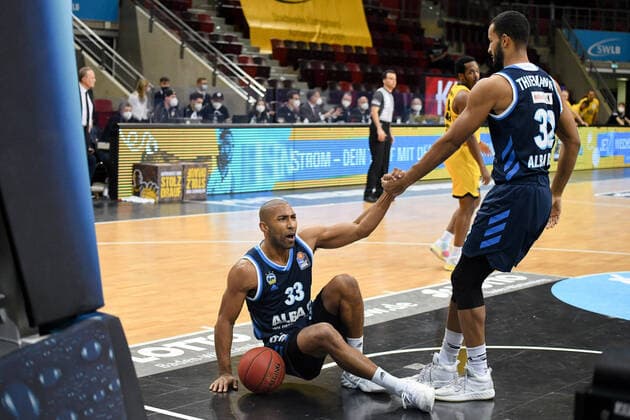 Johannes Thiemann ALBA Berlin helps Jayson Granger ALBA Berlin on its feet, GER, MHP Riesen Ludwigsburg vs ALBA Berlin, 08 12 2020, 6 matchday easycredit Basketball Bundesliga, season 2020 2021 GER, MHP Riesen Ludwigsburg vs ALBA Berlin, 08 12 2020, 6 matchday easycredit Basketball Bundesliga, season 2020 2021 Ludwigsburg Copyright: xEibnerxPressefoto MichaelxMemmlerx EP_MMR