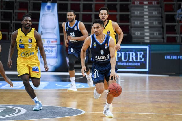 Maodo Lo ALBA Berlin on the ball, behind him Jaleen Smith MHP Riesen Ludwigsburg , GER, MHP Riesen Ludwigsburg vs ALBA Berlin, 08 12 2020, 6 matchday easycredit Basketball Bundesliga, season 2020 2021 GER, MHP Riesen Ludwigsburg vs ALBA Berlin, 08 12 2020, 6 matchday easycredit Basketball Bundesliga, season 2020 2021 Ludwigsburg Copyright: xEibnerxPressefoto MichaelxMemmlerx EP_MMR