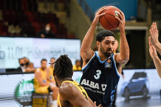 Peyton Siva ALBA Berlin in a duel with Jaleen Smith MHP Riesen Ludwigsburg , GER, MHP Riesen Ludwigsburg vs ALBA Berlin, 08 12 2020, 6 matchday easycredit Basketball Bundesliga, season 2020 2021 GER, MHP Riesen Ludwigsburg vs ALBA Berlin, 08 12 2020, 6 matchday easycredit Basketball Bundesliga, season 2020 2021 Ludwigsburg Copyright: xEibnerxPressefoto MichaelxMemmlerx EP_MMR