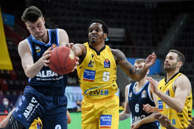 Barry Brown Jr MHP Riesen Ludwigsburg in a duel with Jonas Mattisseck ALBA Berlin , GER, MHP Riesen Ludwigsburg vs ALBA Berlin, 08 12 2020, 6 matchday easycredit Basketball Bundesliga, season 2020 2021 GER, MHP Riesen Ludwigsburg vs ALBA Berlin, 08 12 2020, 6 matchday easycredit Basketball Bundesliga, season 2020 2021 Ludwigsburg Copyright: xEibnerxPressefoto MichaelxMemmlerx EP_MMR