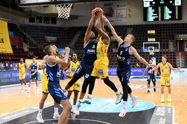 Johannes Thiemann ALBA Berlin and Niels Giffey ALBA Berlin in basket against Yorman Polas Bartolo MHP Riesen Ludwigsburg, GER, MHP Riesen Ludwigsburg vs ALBA Berlin, 08 12 2020, 6 matchday easycredit Basketball Bundesliga, season 2020 2021 GER, MHP Riesen Ludwigsburg vs ALBA Berlin, 08 12 2020, 6 matchday easycredit Basketball Bundesliga, season 2020 2021 Ludwigsburg Copyright: xEibnerxPressefoto MichaelxMemmlerx EP_MMR