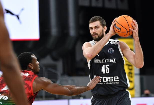 BAMBERG 08 12 2020 Basketball Champions League 3 Matchday Brose Bamberg vs Pinar Karsiyaka Izmir David Kravish 45, Brose Bamberg vs Raymar MORGAN 2, Pinar Karsiyaka Photo Hans Martin Issler isslerimages Brose Bamberg vs Pinar Karsiyaka