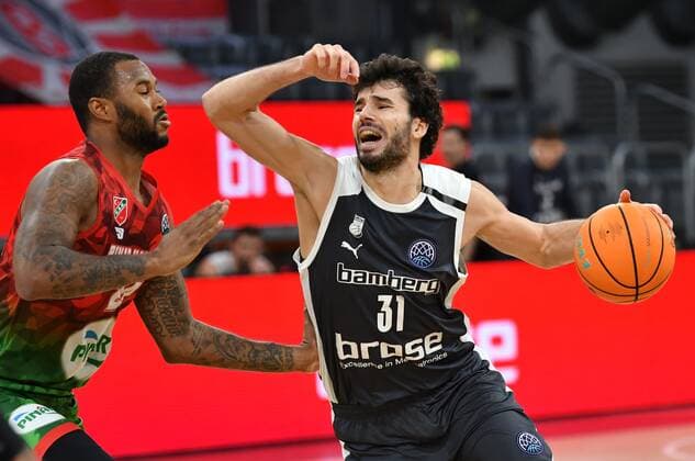 BAMBERG 08 12 2020 Basketball Champions League 3 Matchday Brose Bamberg vs. Pinar Karsiyaka Izmir Michele Vitali 31, Brose Bamberg vs. Amath M BAYE 24, Pinar Karsiyaka Photo Hans Martin Issler isslerimages Brose Bamberg vs.
