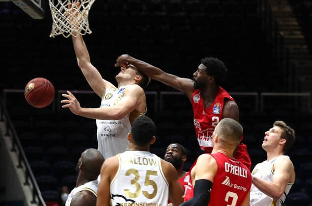 Löwen Braunschweig vs Giessen, BBL Braunschweig, 08 12 2020, BASKETBALL easyCredit BBL Basketball Bundesliga, Löwen Braunschweig vs JobStairs Giessen 46ers, Season 2020 21 Martin Peterka Löwen Braunschweig , Isaac Hamilton Giessen Braunschweig