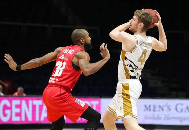 Löwen Braunschweig vs Giessen, BBL Braunschweig, 08 12 2020, BASKETBALL easyCredit BBL Basketball Bundesliga, Löwen Braunschweig vs JobStairs Giessen 46ers, season 2020 21 Brandon Thomas Giessen , Luc van Slooten Löwen Braunschweig Braunschweig