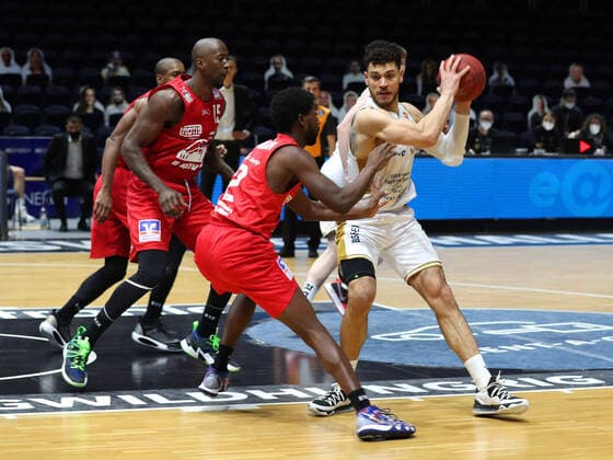 Löwen Braunschweig vs Giessen, BBL Braunschweig, 08 12 2020, BASKETBALL easyCredit BBL Basketball Bundesliga, Löwen Braunschweig vs JobStairs Giessen 46ers, season 2020 21 Isaac Hamilton Giessen , Gavin Schilling Löwen Braunschweig Braunschweig