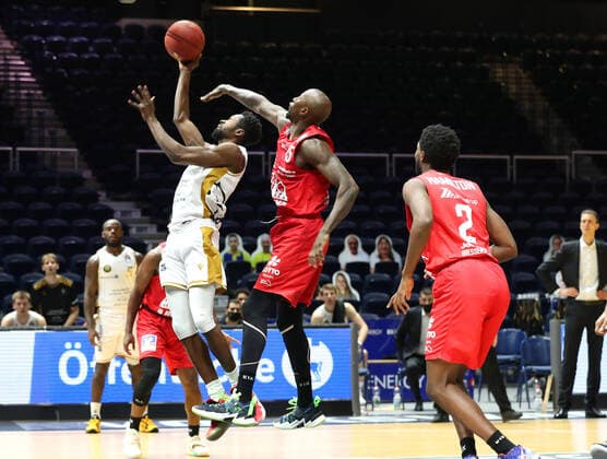 Löwen Braunschweig vs. Giessen, BBL Braunschweig, 08 12 2020, BASKETBALL easyCredit BBL Basketball Bundesliga, Löwen Braunschweig vs. JobStairs Giessen 46ers, Season 2020 21 Bazoumana KonÃ Löwen Braunschweig , Isaac Hamilton Giessen Brandon Bowman Giessen Braunschweig