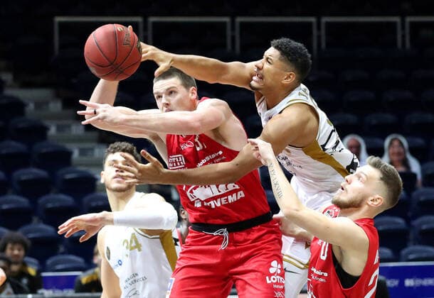 Löwen Braunschweig vs Giessen, BBL Braunschweig, 08 12 2020, BASKETBALL easyCredit BBL Basketball Bundesliga, Löwen Braunschweig vs JobStairs Giessen 46ers, season 2020 21 Scottie James Jr Giessen , Karim Jallow Löwen Braunschweig Braunschweig