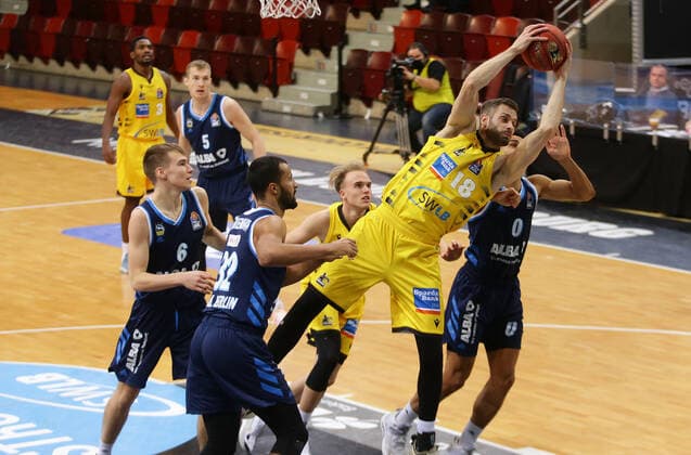 Ludwigsburg , Basketball easyCredit BBL Bundesliga , MHP GIANTS Ludwigsburg vs Alba Berlin , from left Johannes Thiemann Alba 7 Jonas Wohlfarth Bottermann Riesen