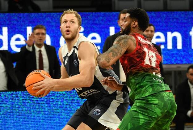 BAMBERG 08 12 2020 Basketball Champions League 3 Matchday Brose Bamberg vs Pinar Karsiyaka Izmir Christian Sengfelder 43, Brose Bamberg vs D J KENNEDY 17, Pinar Karsiyaka Photo Hans Martin Issler isslerimages Brose Bamberg vs Pinar Karsiyaka