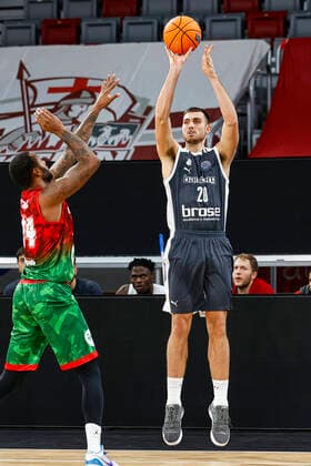 right Chase Fieler Brose Bamberg, 20 left M Baye Amath Pinar Karsiyaka, 24 Basketball Champions League 2020 21, group phase matchday 3, Brose Bamberg Pinar Karsiyaka 08 12 2020, Bamberg, Brose Arena photo Any use of the photo is subject to a fee according to the currently valid MFM list plus VAT. UrhG expressly requires a specimen copy If the photo is to be used for purposes other than journalism, please consult the photographer For any usage other than editorial purposes please contact the author Copyright: DanielxLöb
