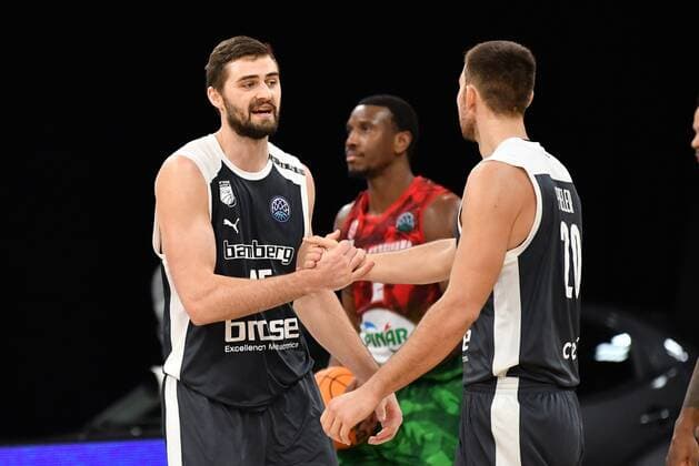 BAMBERG 08 12 2020 Basketball Champions League 3 Matchday Brose Bamberg vs Pinar Karsiyaka Izmir David Kravish 45, Brose Bamberg and Chase Fieler 20, Brose Bamberg congratulate each other on the victory Photo Hans Martin Issler isslerimages Brose Bamberg vs Pinar Karsiyaka