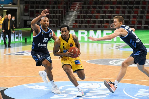 Barry Brown Jr MHP Riesen Ludwigsburg in a duel with Jayson Granger ALBA Berlin , GER, MHP Riesen Ludwigsburg vs ALBA Berlin, 08 12 2020, 6 matchday easycredit Basketball Bundesliga, season 2020 2021 GER, MHP Riesen Ludwigsburg vs ALBA Berlin, 08 12 2020, 6 matchday easycredit Basketball Bundesliga, season 2020 2021 Ludwigsburg Copyright: xEibnerxPressefoto MichaelxMemmlerx EP_MMR
