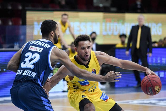 Elias Harris MHP Riesen Ludwigsburg in a duel with Johannes Thiemann ALBA Berlin , GER, MHP Riesen Ludwigsburg vs ALBA Berlin, 08 12 2020, 6 matchday easycredit Basketball Bundesliga, season 2020 2021 GER, MHP Riesen Ludwigsburg vs ALBA Berlin, 08 12 2020, 6 matchday easycredit Basketball Bundesliga, season 2020 2021 Ludwigsburg Copyright: xEibnerxPressefoto MichaelxMemmlerx EP_MMR
