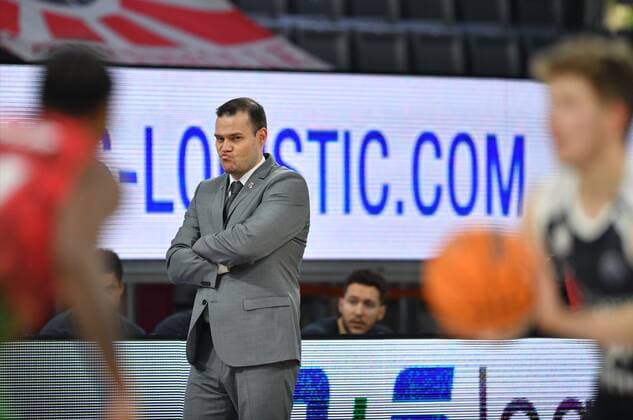 BAMBERG 08 12 2020 Basketball Champions League 3 Matchday Brose Bamberg vs. Pinar Karsiyaka Izmir Headcoach Johan Roijakkers Brose Bamberg watching the game Photo Hans Martin Issler isslerimages Brose Bamberg vs.