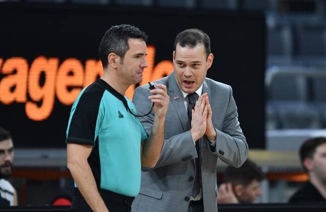 BAMBERG 08 12 2020 Basketball Champions League 3 Matchday Brose Bamberg vs. Pinar Karsiyaka Izmir Headcoach Johan Roijakkers Brose Bamberg talks to referee Photo Hans Martin Issler isslerimages Brose Bamberg vs.