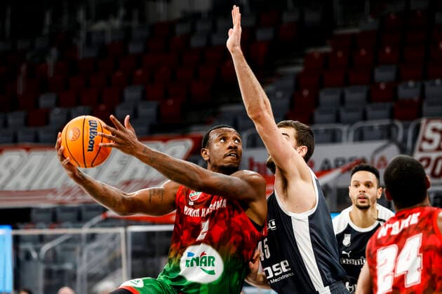 left Raymar Morgan Pinar Karsiyaka, 02 right David Kravish Brose Bamberg, 45 Basketball Champions League 2020 21, group phase matchday 3, Brose Bamberg Pinar Karsiyaka 08 12 2020, Bamberg, Brose Arena photo Any use of the photo is subject to a fee according to the currently valid MFM list plus VAT. UrhG expressly requires a specimen copy If the photo is to be used for purposes other than journalism, please consult the photographer For any usage other than editorial purposes please contact the author Copyright: DanielxLöb
