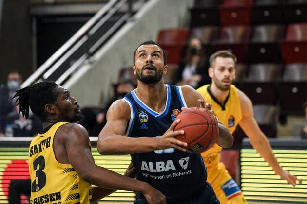 Johannes Thiemann ALBA Berlin in a duel with Jaleen Smith MHP Riesen Ludwigsburg , GER, MHP Riesen Ludwigsburg vs ALBA Berlin, 08 12 2020, 6 matchday easycredit Basketball Bundesliga, season 2020 2021 GER, MHP Riesen Ludwigsburg vs ALBA Berlin, 08 12 2020, 6 matchday easycredit Basketball Bundesliga, season 2020 2021 Ludwigsburg Copyright: xEibnerxPressefoto MichaelxMemmlerx EP_MMR