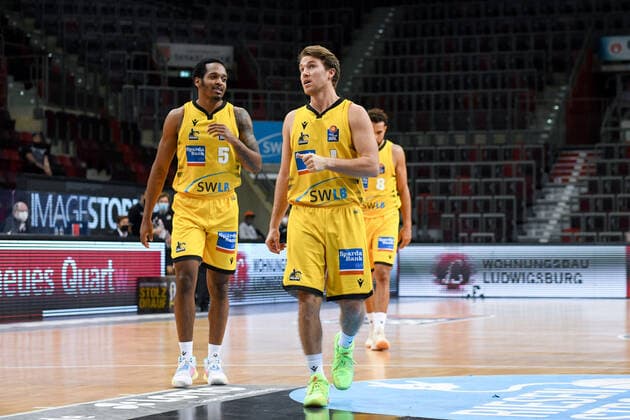 Barry Brown Jr MHP Riesen Ludwigsburg speaks satisfied with Jordan Hulls MHP Riesen Ludwigsburg, GER, MHP Riesen Ludwigsburg vs ALBA Berlin, 08 12 2020, 6 matchday easycredit Basketball Bundesliga, season 2020 2021 GER, MHP Riesen Ludwigsburg vs ALBA Berlin, 08 12 2020, 6 matchday easycredit Basketball Bundesliga, season 2020 2021 Ludwigsburg Copyright: xEibnerxPressefoto MichaelxMemmlerx EP_MMR