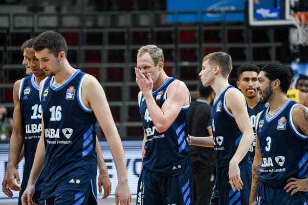 Luke Sikma ALBA Berlin Kresimir Nikic ALBA Berlin , Malte Delow ALBA Berlin , Peyton Siva ALBA Berlin are disappointed about the defeat, GER, MHP Riesen Ludwigsburg vs ALBA Berlin, 08 12 2020, 6 matchday easycredit Basketball Bundesliga, season 2020 2021 GER, MHP Riesen Ludwigsburg vs ALBA Berlin, 08 12 2020, 6 matchday easycredit Basketball Bundesliga, season 2020 2021 Ludwigsburg Copyright: xEibnerxPressefoto MichaelxMemmlerx EP_MMR
