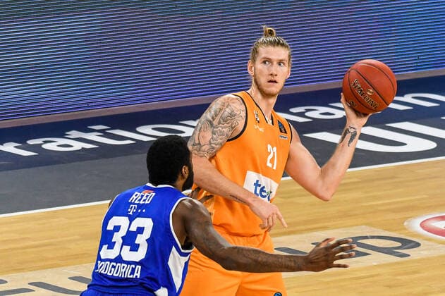 GER, EuroCup, ratiopharm ulm vs Buducnost VOLI Podgorica 08 12 2020, ratiopharm arena, New Ulm, GER, EuroCup, ratiopharm ulm vs Buducnost VOLI Podgorica, in the picture Willie Reed Podgorica, 33 , Dylan Osetkowski Ulm, 21 nordphotoxHafner nph00200