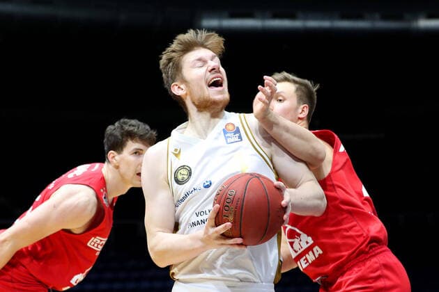 Löwen Braunschweig vs Giessen, BBL Braunschweig, 08 12 2020, BASKETBALL easyCredit BBL Basketball Bundesliga, Löwen Braunschweig vs JobStairs Giessen 46ers, season 2020 21 Luc van Slooten Löwen Braunschweig , Bjarne Kraushaar Giessen Braunschweig