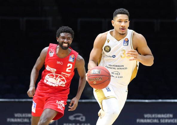 Löwen Braunschweig vs Giessen, BBL Braunschweig, 08 12 2020, BASKETBALL easyCredit BBL Basketball Bundesliga, Löwen Braunschweig vs JobStairs Giessen 46ers, season 2020 21 Isaac Hamilton Giessen , Karim Jallow Löwen Braunschweig Braunschweig