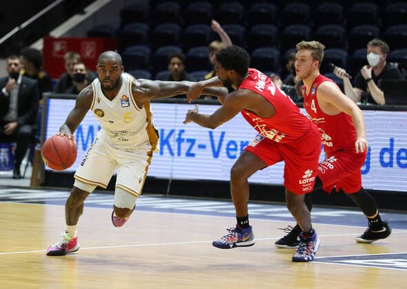 Löwen Braunschweig vs Giessen, BBL Braunschweig, 08 12 2020, BASKETBALL easyCredit BBL Basketball Bundesliga, Löwen Braunschweig vs JobStairs Giessen 46ers, season 2020 21 Bryon Allen Löwen Braunschweig , Bjarne Kraushaar Giessen Braunschweig