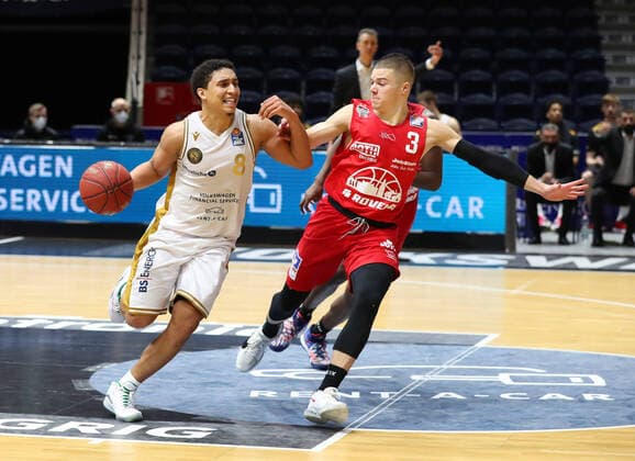 Lions Braunschweig vs. Giessen, BBL Braunschweig, 08 12 2020, BASKETBALL easyCredit BBL Basketball Bundesliga, Lions Braunschweig vs. JobStairs Giessen 46ers, season 2020 21 James Robinson Lions Braunschweig , Liam OÂ Reilly Giessen Braunschweig