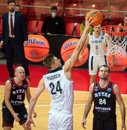 (201209) -- VILNIUS, Dec. 9, 2020 -- Alexander Madsen (Top) of VEF Riga shoots the basket during the Europe Basketball Champions League regular season group E match between Rytas Vilnius and VEF Riga in Vilnius, Lithuania, on Dec. 8, 2020. (Photo by Xinhua) (SP)LITHUANIA-VILNIUS-BASKETBALL-EUROPE CHAMPIONS LEAGUE AlfredasxPliadis 