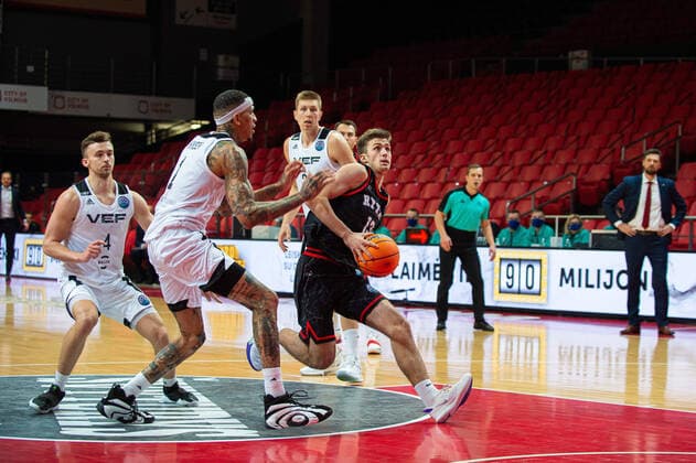 (201209) -- VILNIUS, Dec. 9, 2020 -- Augustas Marciulionis (R) of Rytas Vilnius competes during the Europe Basketball Champions League regular season group E match between Rytas Vilnius and VEF Riga in Vilnius, Lithuania, on Dec. 8, 2020. (Photo by Xinhua) (SP)LITHUANIA-VILNIUS-BASKETBALL-EUROPE CHAMPIONS LEAGUE AlfredasxPliadis 