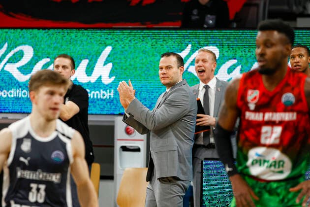 Head coach Johan Roijakkers Brose Bamberg Basketball Champions League 2020 21, group phase matchday 3, Brose Bamberg Pinar Karsiyaka 08 12 2020, Bamberg, Brose Arena photo Daniel Löb Loeb Any use of the photo is subject to a fee according to the currently valid MFM list plus VAT. UrhG expressly requires a specimen copy If the photo is to be used for purposes other than journalism, please consult the photographer For any usage other than editorial purposes please contact the author Copyright: DanielxLöb