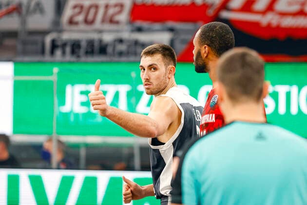 Chase Fieler Brose Bamberg, 20 Basketball Champions League 2020 21, Group stage Matchday 3, Brose Bamberg Pinar Karsiyaka 08 12 2020, Bamberg, Brose Arena photo Daniel Löb Loeb Any use of the photo is subject to a fee according to the currently valid MFM list plus VAT. Requires a specimen copy If the photo is to be used outside of journalistic purposes, please consult the photographer For any usage other than editorial purposes please contact the author Bennet Hundt Brose Bamberg, 33 Devon Hall Brose Bamberg, 22 Copyright: DanielxLöb
