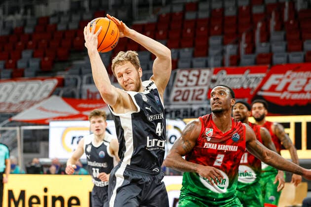left Christian Sengfelder Brose Bamberg, 43 right Raymar Morgan Pinar Karsiyaka, 02 Basketball Champions League 2020 21, group phase matchday 3, Brose Bamberg Pinar Karsiyaka 08 12 2020, Bamberg, Brose Arena photo Daniel Löb Loeb Any use of the photo is subject to a fee according to the currently valid MFM list plus VAT. UrhG expressly requires a specimen copy If the photo is to be used for purposes other than journalism, please consult the photographer For any usage other than editorial purposes please contact the author Copyright: DanielxLöb