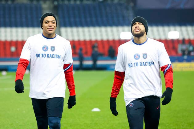 Bilder des Jahres 2020, Sport 12 Dezember Sport Themen der Woche KW50 Echauffement des joueurs du PSG avec un maillot contre le Racisme Neymar Jr (PSG) et Kylian Mbappe (PSG) FOOTBALL : PSG vs Istanbul Basaksehir - Ligue des Champions - 09 12 2020 JBAutissier Panoramic 