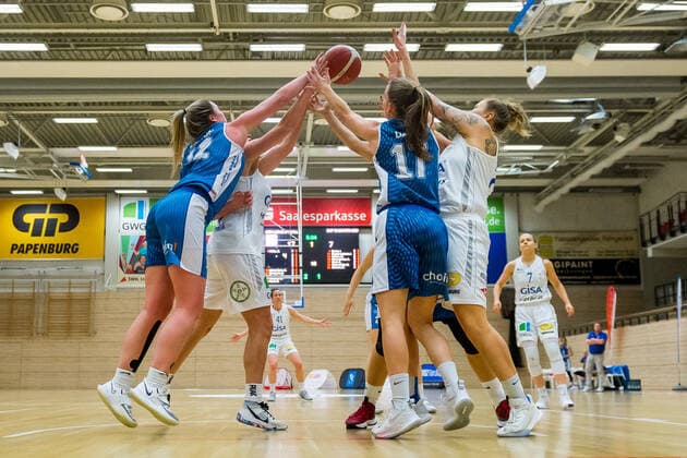 Barbora Kasparkowa 10, GISA Lions SV Halle and Klaudia Grudzien 23, GISA Lions SV Halle against Madison Nelson Heidelberg and Britta Daub Heidelberg GISA Lions SV Halle vs SNP BasCats USC Heidelberg Basketball 1 Bundesliga ERDGAS Sportarena Halle Saale 09 12 2020 Photo Holger John Sachsen Anhalt Germany