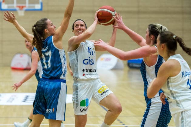 Eilidh Simpson 41, GISA Lions SV Halle against Britta Daub Heidelberg GISA Lions SV Halle vs SNP BasCats USC Heidelberg Basketball 1 Bundesliga ERDGAS Sportarena Halle Saale 09 12 2020 Photo Holger John Sachsen Anhalt Germany
