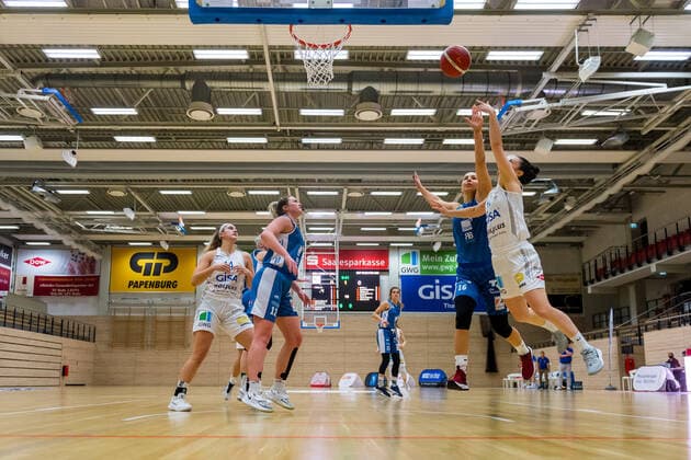 Eilidh Simpson 41, GISA Lions SV Halle vs. Alica Moravcikova Heidelberg GISA Lions SV Halle vs SNP BasCats USC Heidelberg Basketball 1 Bundesliga ERDGAS Sportarena Halle Saale 09 12 2020 Photo Holger John Sachsen Anhalt Germany