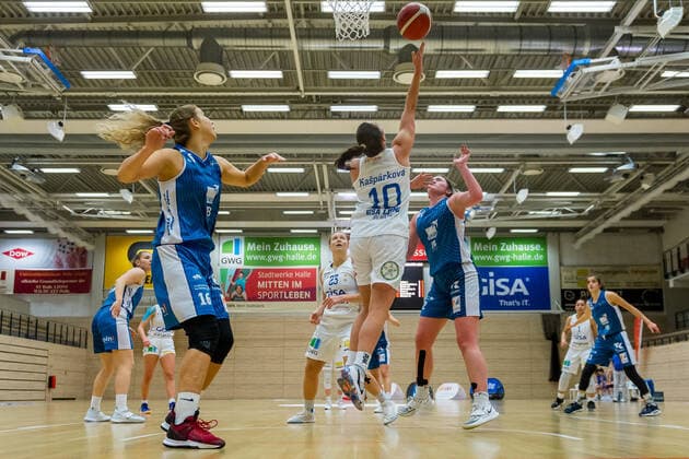 Barbora Kasparkowa 10, GISA Lions SV Halle under the basket GISA Lions SV Halle vs SNP BasCats USC Heidelberg Basketball 1 Bundesliga ERDGAS Sportarena Halle Saale 09 12 2020 Photo Holger John Sachsen Anhalt Germany