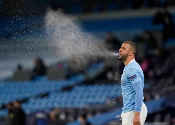 Sport Bilder des Tages Kyle Walker of Manchester City spits out water before the start of the game during the UEFA Champions League match at the Etihad Stadium, Manchester. Picture date: 9th December 2020. Picture credit should read: Andrew Yates Sportimage EDITORIAL USE ONLY. No use with unauthorised audio, video, data, fixture lists, club league logos or live services. Online in-match use limited to 120 images, no video emulation. No use in betting, games or single club league player publications. SPI-0796-0018
