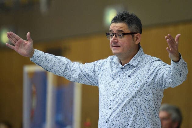 Flippo Baskets BG 74 Göttingen Rutronik Stars Keltern Basketball DBBL Cup, Round of 16, Flippo Baskets BG 74 Göttingen Rutronik Stars Keltern, Season 2020 21, 09 12 2020, Göttingen Göttingens Coach Goran Lojo gesticulates on the sidelines Göttingen Lower Saxony Germany