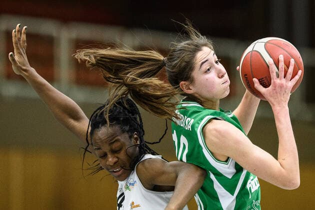 Flippo Baskets BG 74 Göttingen Rutronik Stars Keltern Basketball DBBL Cup, Round of 16, Flippo Baskets BG 74 Göttingen Rutronik Stars Keltern, Season 2020 21, 09 12 2020, Göttingen Göttingens Vasiliki Karambatsa r plays against Keltern Emmanuella Mayombo Göttingen Lower Saxony Germany
