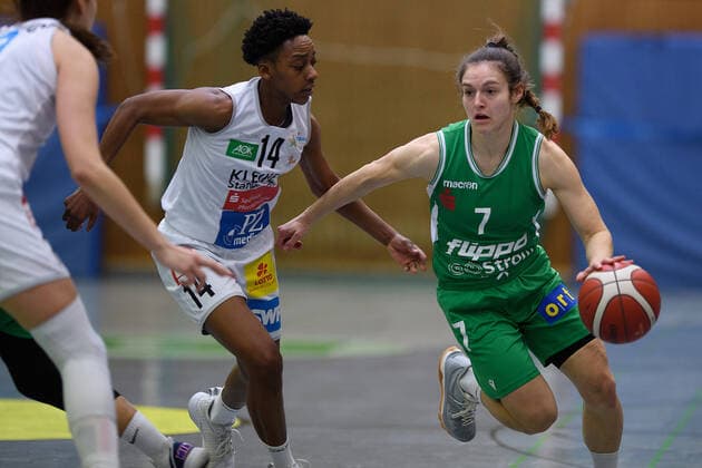 Flippo Baskets BG 74 Göttingen Rutronik Stars Keltern Basketball DBBL Cup, Round of 16, Flippo Baskets BG 74 Göttingen Rutronik Stars Keltern, Season 2020 21, 09 12 2020, Göttingen Göttingens Jennifer Crowder r plays against Keltern Tayler Mingo Göttingen Lower Saxony Germany